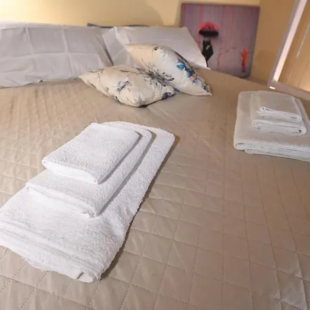 Aura Loving Con 4 Posti Letto, Cucina Completa, Terrazzo Ed Un Grande Parco Verde Apartman